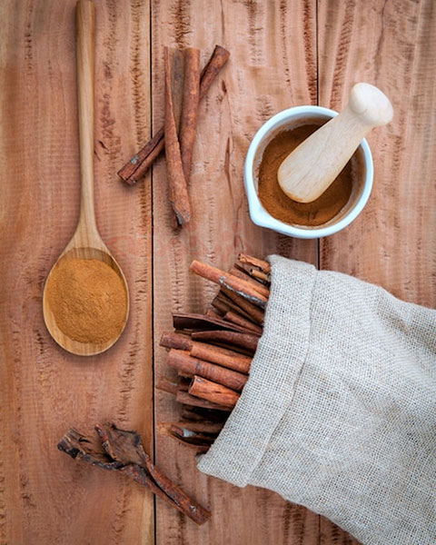 cinnamon-benefits_khazarkhooshe_img-w480h600-01 cinnamon benefits khazarkhooshe img w480h600 01 خواص دارچین, کاربردهای پودر دارچین, دارچین در آشپزی ایرانی, کاربرد دارچین